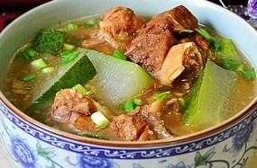 体验人间美食，就选猪大骨红汤冬瓜
